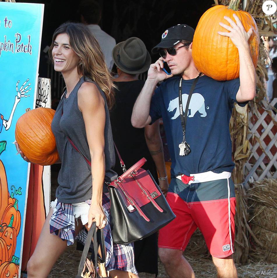Elisabetta Canalis et son époux Brian Perri, chez Mr. Bones Pumpkin Patch à West Hollywood, le 12 octobre 2014