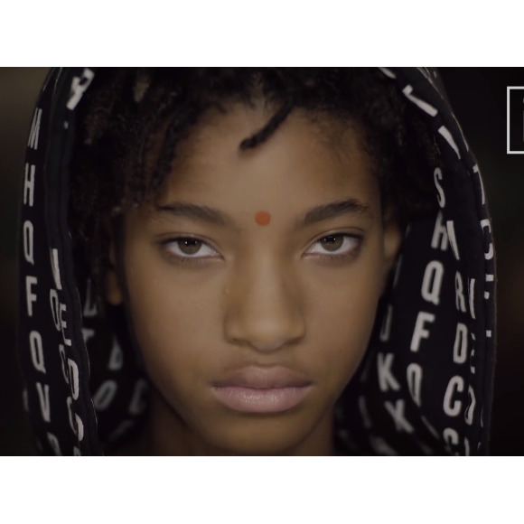 Willow Smith dans le clip de Why Don't You Cry / image extraite de la vidéo postée sur Youtube.