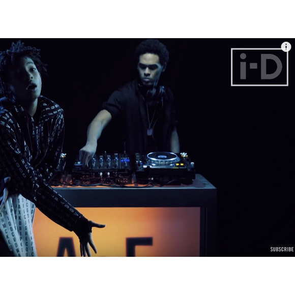Willow Smith et le Dj AcE dans le clip de Why Don't You Cry / image extraite de la vidéo postée sur Youtube.