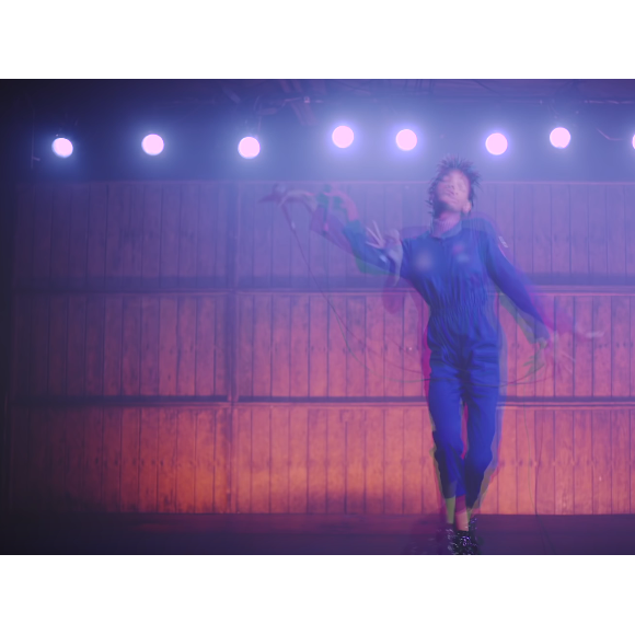 Willow Smith dans le clip de Why Don't You Cry / image extraite de la vidéo postée sur Youtube.