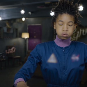 Willow Smith dans le clip de Why Don't You Cry / image extraite de la vidéo postée sur Youtube.