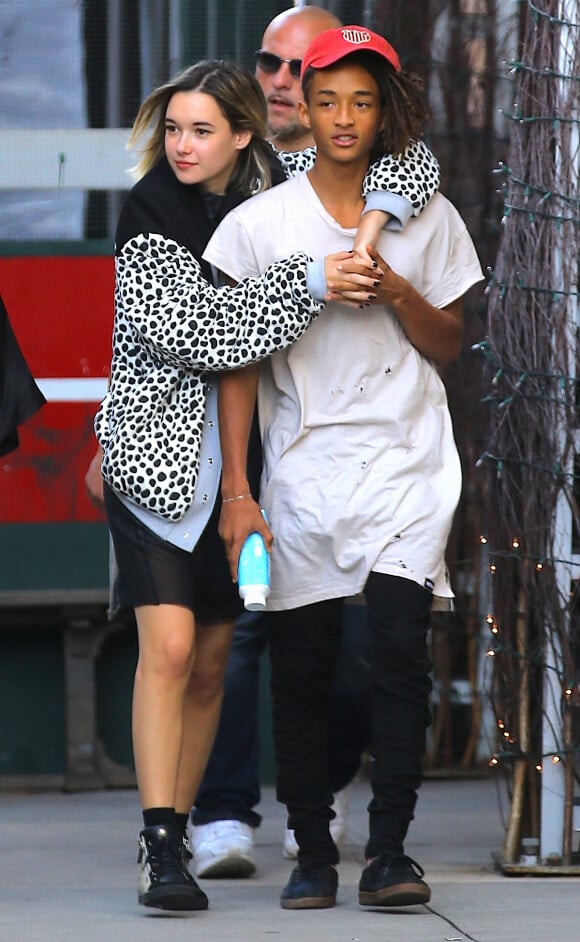 Jaden Smith se promène avec sa nouvelle petite-amie Sarah Snyder dans les rues de New York, le 15 septembre 2015.