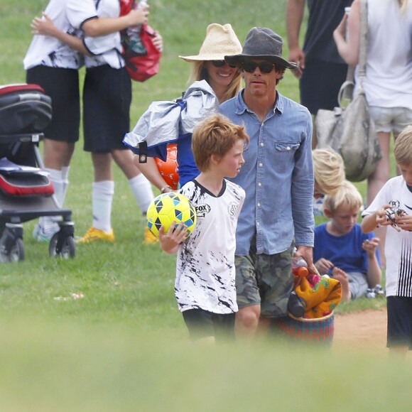 Exclusif - Julia Roberts et son mari Danny Moder assistent au match de football de leurs fils Phinnaeus et Henry à Malibu le 12 septembre 2015.