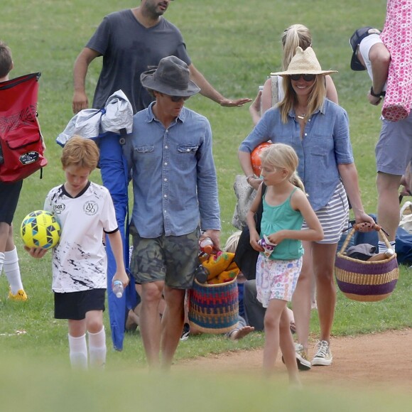 Exclusif - Julia Roberts et son mari Danny Moder assistent au match de football de leurs fils Phinnaeus et Henry à Malibu le 12 septembre 2015.
