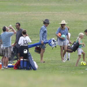 Exclusif - Julia Roberts et son mari Danny Moder assistent au match de football de leurs fils Phinnaeus et Henry à Malibu le 12 septembre 2015.