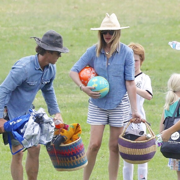 Exclusif - Julia Roberts et son mari Danny Moder assistent au match de football de leurs fils Phinnaeus et Henry à Malibu le 12 septembre 2015.