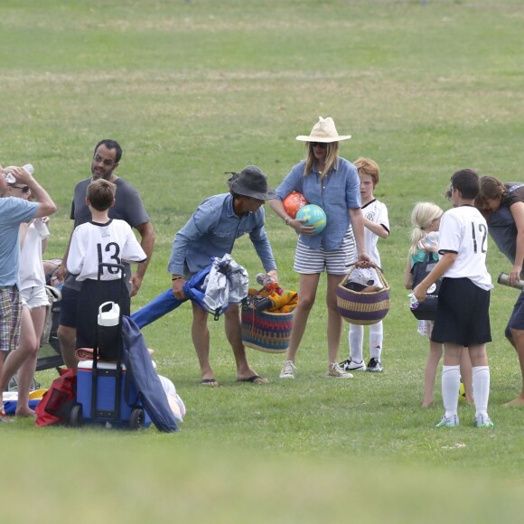Exclusif - Julia Roberts et son mari Danny Moder assistent au match de football de leurs fils Phinnaeus et Henry à Malibu le 12 septembre 2015.