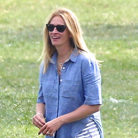 Exclusif - Julia Roberts au match de football de leurs fils Phinnaeus et Henry à Malibu le 12 septembre 2015.