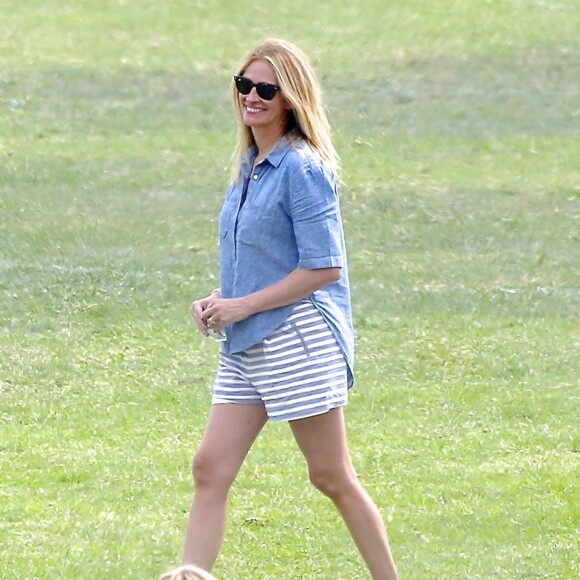 Exclusif - Julia Roberts et son mari Danny Moder assistent au match de football de leurs fils Phinnaeus et Henry à Malibu le 12 septembre 2015.