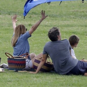 Exclusif - Julia Roberts et son mari Danny Moder assistent au match de football de leurs fils Phinnaeus et Henry à Malibu le 12 septembre 2015.