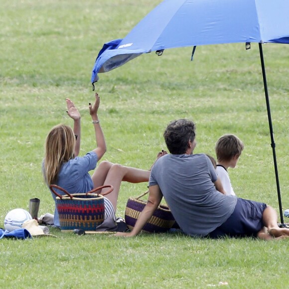 Exclusif - Julia Roberts et son mari Danny Moder assistent au match de football de leurs fils Phinnaeus et Henry à Malibu le 12 septembre 2015.