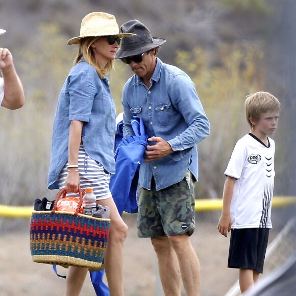 Exclusif - Julia Roberts et son mari Danny Moder assistent au match de football de leurs fils Phinnaeus et Henry à Malibu le 12 septembre 2015.