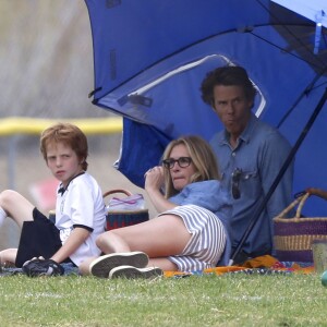 Exclusif - Julia Roberts et son mari Danny Moder assistent au match de football de leurs fils Phinnaeus et Henry à Malibu le 12 septembre 2015.
