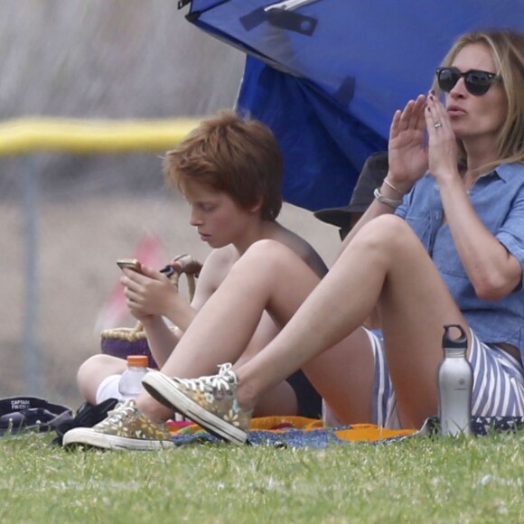 Exclusif - Julia Roberts et son mari Danny Moder assistent au match de football de leurs fils Phinnaeus et Henry à Malibu le 12 septembre 2015.
