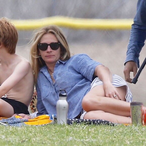 Exclusif - Julia Roberts et son mari Danny Moder assistent au match de football de leurs fils Phinnaeus et Henry à Malibu le 12 septembre 2015.