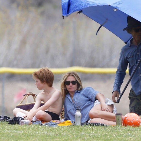 Exclusif - Julia Roberts et son mari Danny Moder assistent au match de football de leurs fils Phinnaeus et Henry à Malibu le 12 septembre 2015.