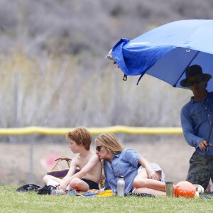 Exclusif - Julia Roberts et son mari Danny Moder assistent au match de football de leurs fils Phinnaeus et Henry à Malibu le 12 septembre 2015.