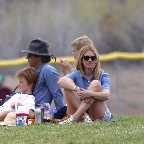 Exclusif - Julia Roberts et son mari Danny Moder assistent au match de football de leurs fils Phinnaeus et Henry à Malibu le 12 septembre 2015.