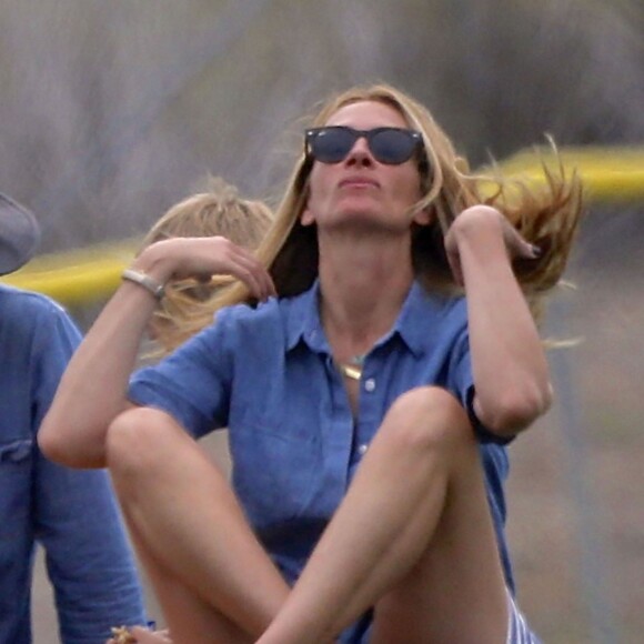 Exclusif - Julia Roberts et son mari Danny Moder assistent au match de football de leurs fils Phinnaeus et Henry à Malibu le 12 septembre 2015.