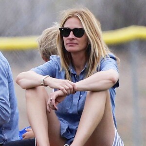 Exclusif - Julia Roberts et son mari Danny Moder assistent au match de football de leurs fils Phinnaeus et Henry à Malibu le 12 septembre 2015.