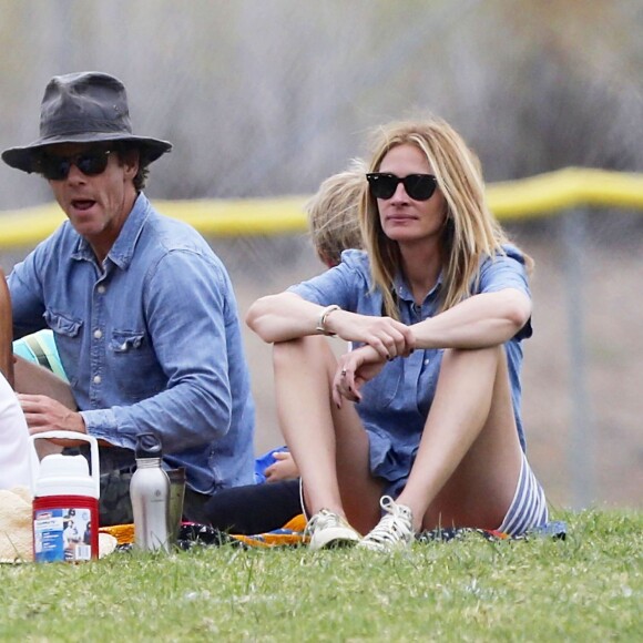 Exclusif - Julia Roberts et son mari Danny Moder assistent au match de football de leurs fils Phinnaeus et Henry à Malibu le 12 septembre 2015.