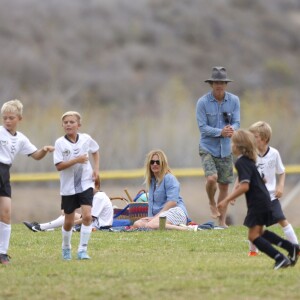 Exclusif - Julia Roberts et son mari Danny Moder assistent au match de football de leurs fils Phinnaeus et Henry à Malibu le 12 septembre 2015.