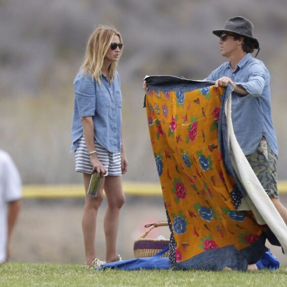 Exclusif - Julia Roberts et son mari Danny Moder assistent au match de football de leurs fils Phinnaeus et Henry à Malibu le 12 septembre 2015