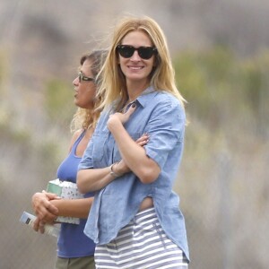 Exclusif - Julia Roberts et son mari Danny Moder assistent au match de football de leurs fils Phinnaeus et Henry à Malibu le 12 septembre 2015