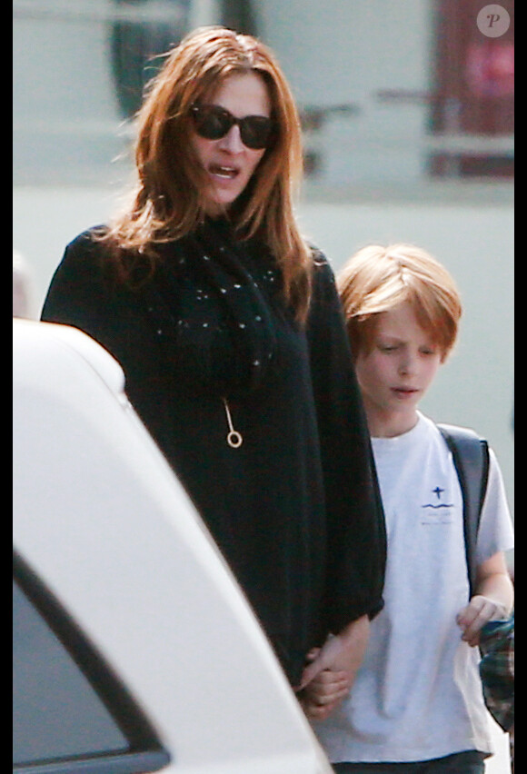 Exclusif - Julia Roberts et ses jumeaux sortent d'un centre commercial à Malibu, le 5 mai 2015.