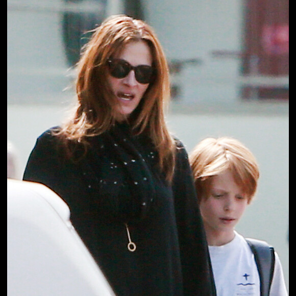 Exclusif - Julia Roberts et ses jumeaux sortent d'un centre commercial à Malibu, le 5 mai 2015.
