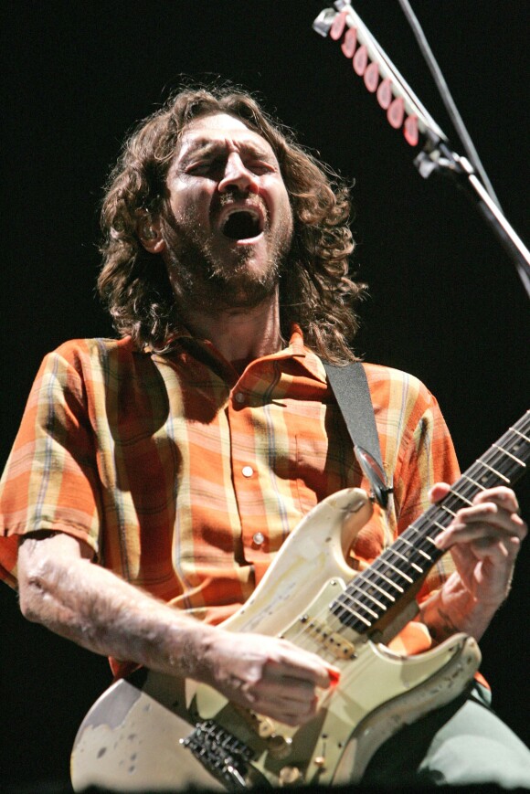 John Frusciante en 2005 lors d'un concert des Red Hot Chili Peppers à New York