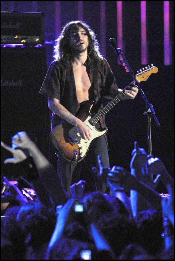 John Frusciante en concert avec les Red Hot Chili Peppers en 2006 à Milan