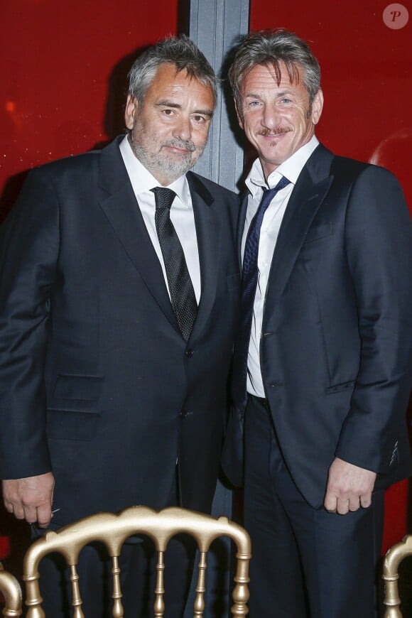 Luc Besson et Sean Penn lors du dîner au Fouquet's suivant la 40e cérémonie des César à Paris le 20 février 2015.