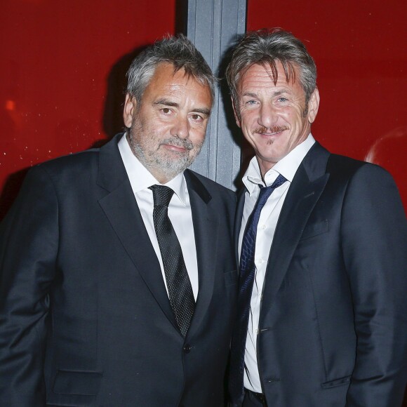 Luc Besson et Sean Penn lors du dîner au Fouquet's suivant la 40e cérémonie des César à Paris le 20 février 2015.