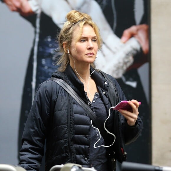 Renee Zellweger se met dans la peau de son personnage Bridget Jones et se promène dans les rues de Londres, le 15 septembre 2015