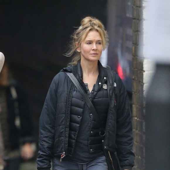 Renee Zellweger se met dans la peau de son personnage Bridget Jones et se promène dans les rues de Londres, le 15 septembre 2015