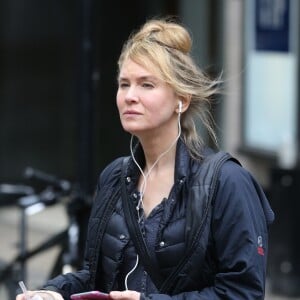 Renee Zellweger se met dans la peau de son personnage Bridget Jones et se promène dans les rues de Londres, le 15 septembre 2015