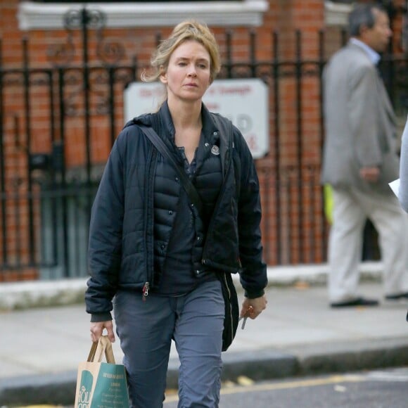 Renee Zellweger se met dans la peau de son personnage Bridget Jones et se promène dans les rues de Londres, le 15 septembre 2015