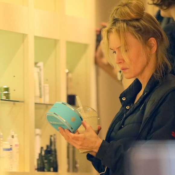 Renee Zellweger se met dans la peau de son personnage Bridget Jones et se promène dans les rues de Londres, le 15 septembre 2015