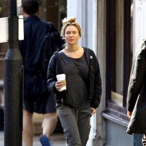 Renee Zellweger se met dans la peau de son personnage Bridget Jones et se promène dans les rues de Londres, le 15 septembre 2015