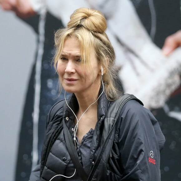 Renee Zellweger se met dans la peau de son personnage Bridget Jones et se promène dans les rues de Londres, le 15 septembre 2015