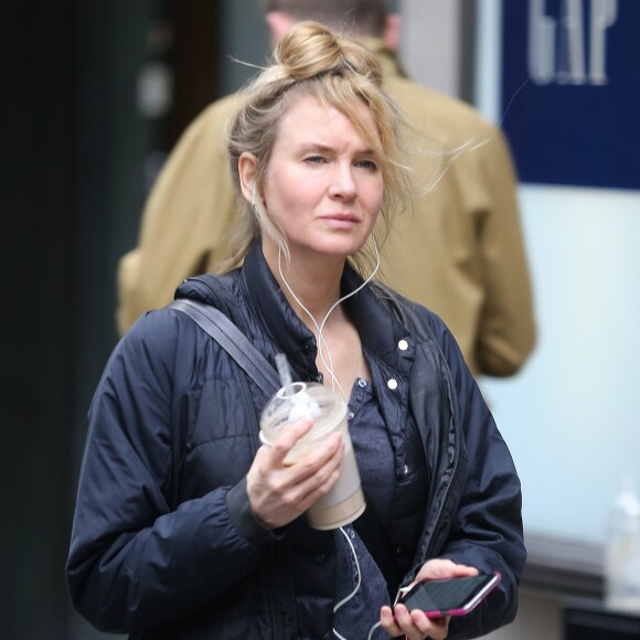 Renee Zellweger se met dans la peau de son personnage Bridget Jones et se promène dans les rues de Londres, le 15 septembre 2015