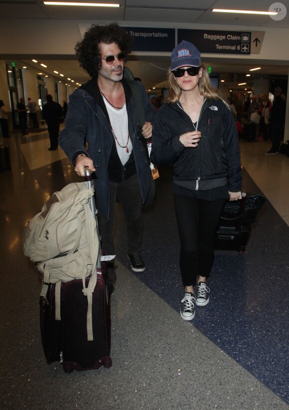 Renee Zellweger et son compagnon Doyle Bramhall arrivent à l'aéroport de LAX à Los Angeles, le 20 mai 2015