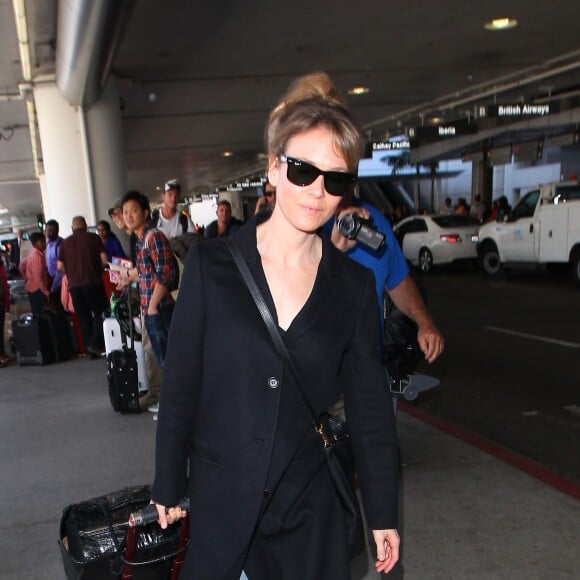 295422 - Renée Zellweger arrive à Los Angeles en provenance de Paris le 12 mars 2015.