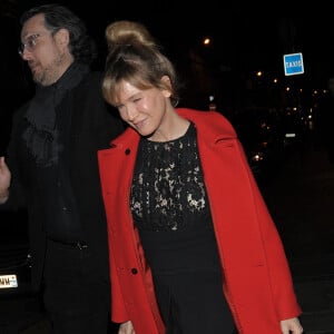 Renée Zellweger quitte son hôtel à Paris Zellweger quitte son hôtel à Paris le 11 mars 2015