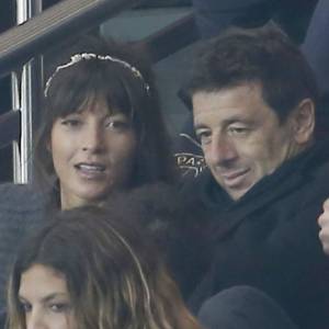 Patrick Bruel et sa compagne Caroline Nielsen lors de la rencontre entre le PSG et l'Olympique de Marseille au Parc des Princes à Paris le 4 octobre 2015