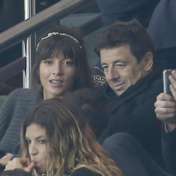 Patrick Bruel et sa compagne Caroline Nielsen lors de la rencontre entre le PSG et l'Olympique de Marseille au Parc des Princes à Paris le 4 octobre 2015