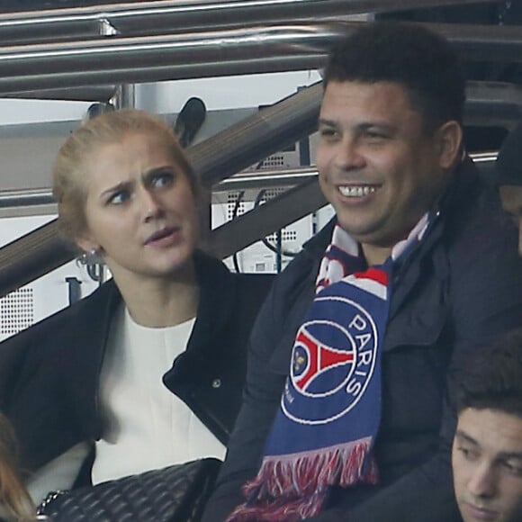 Ronaldo et sa compagne lors de la rencontre entre le PSG et l'Olympique de Marseille au Parc des Princes à Paris le 4 octobre 2015