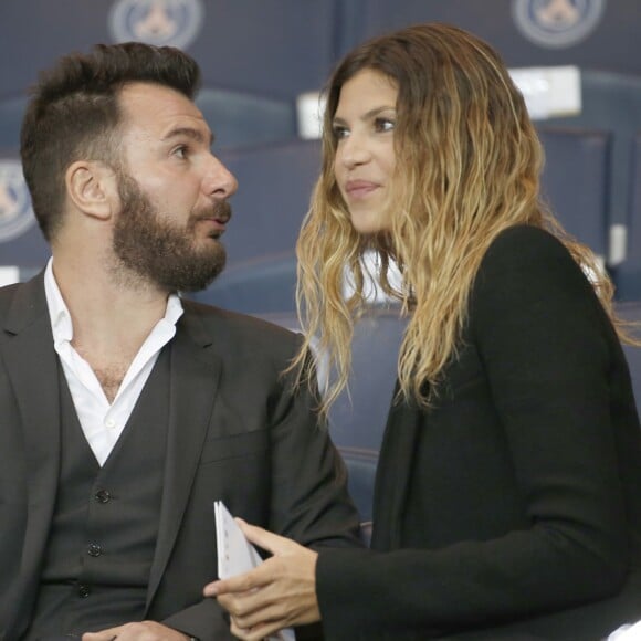 Michaël Youn et sa compagne Isabelle Funaro lors de la rencontre entre le PSG et l'Olympique de Marseille au Parc des Princes à Paris le 4 octobre 2015