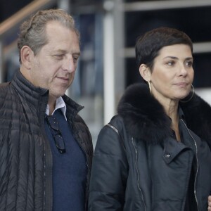 Cristina Cordula et son compagnon lors de la rencontre entre le PSG et l'Olympique de Marseille au Parc des Princes à Paris le 4 octobre 2015